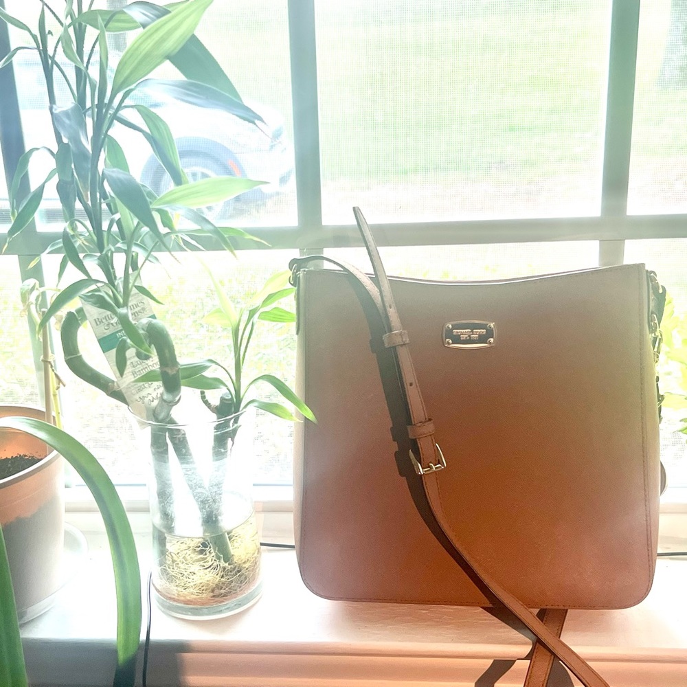 Micheal Kors LG Messenger Bag